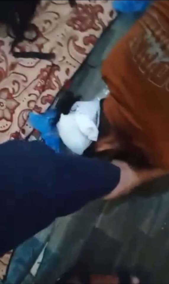 إذلال مقابل الصمت.. شاب يُجبر على تقبيل الحذاء تحت التهديد بالفضيحة.. صورة