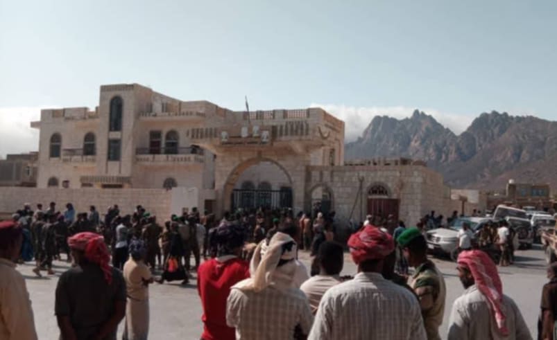 توتر أمني في سقطرى بعد اقتحام جنود مبنى المحافظة واتهامات للسلطة المحلية