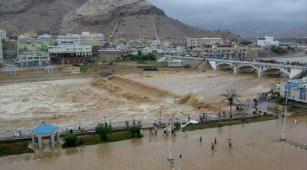 فنان عُماني ينقذ يمني من الغرق في سيول حضرموت