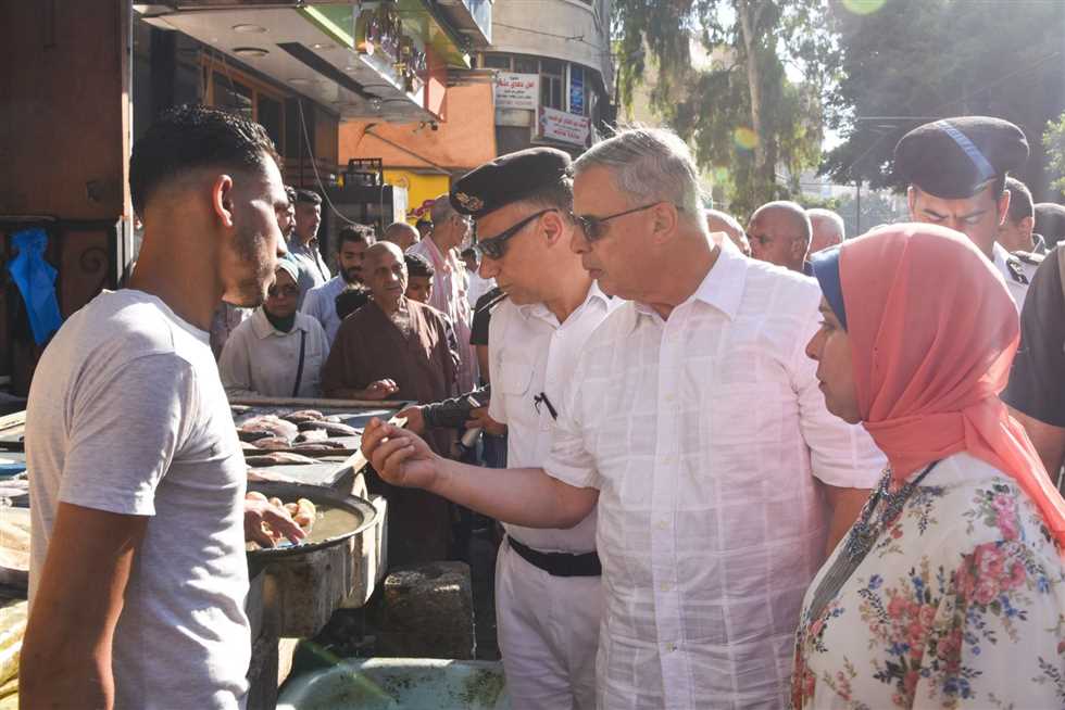 «هتتقوا ربنا إمتى؟!».. بالفيديو: محافظ الإسكندرية يعنف بائع مصري لعرضه الموز بسعر 50 جنيها للكيلو