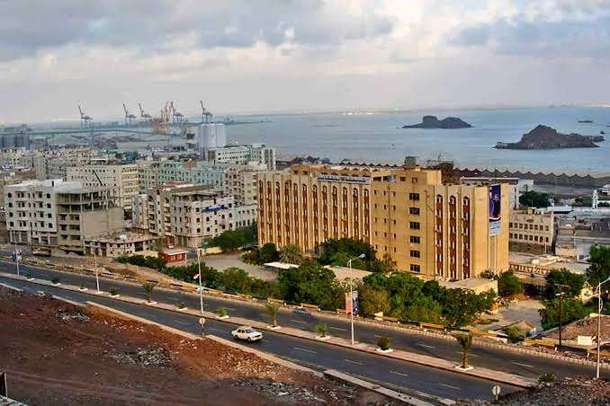 دورية أمنية تضبط شبانًا وفتيات في وضع مخل بالآداب بساحل أبين
