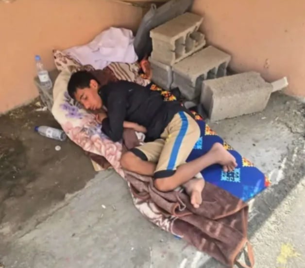 شاب مريض تُرك يصارع الموت تحت سلم مسجد بعد أن تخلى عنه المهرّبون في الحدود