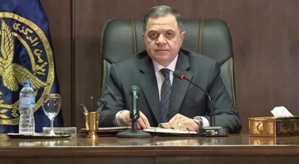 السلطات المصرية تُنفذ قرار إبعاد بحق يمني لأسباب تتعلق بالأمن القومي