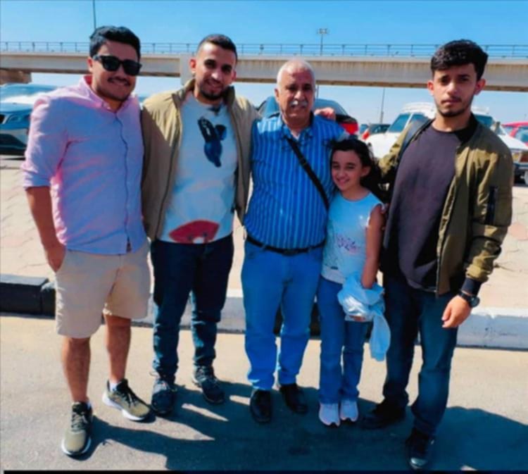 بعد أيام من الاحتجاز... المتوكل يطل مبتسمًا برفقة أسرته