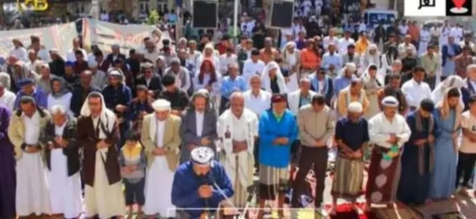 تعز تشهد ثلاث صلوات جمعة في مكان واحد.. جدل واسع حول الأسباب