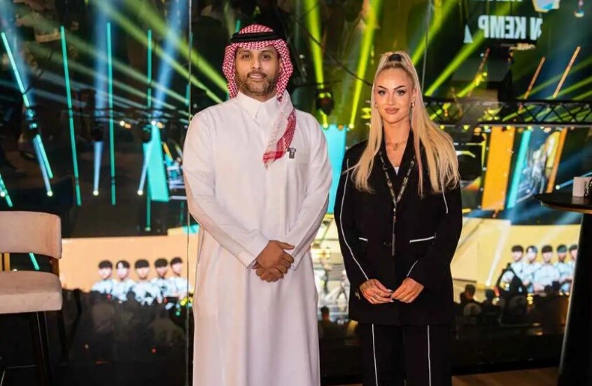 ياسر القحطاني و"أجمل لاعبة في العالم" يشعلان مواقع التواصل من قلب الرياض