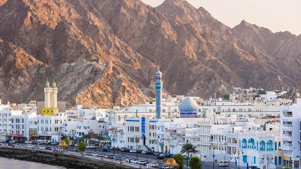 السلطات العمانية تعلن القبض على 3 يمنيين "متلبسين بهذه التهمة الخطيرة" !