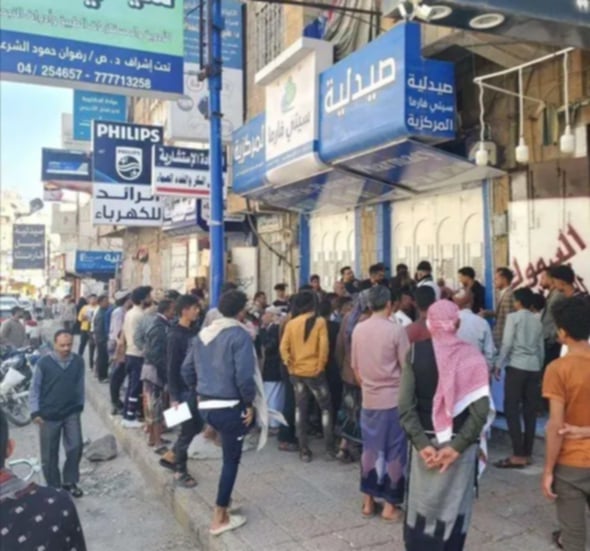 تعز: جيران يقتحمون صيدلية لإنقاذ صاحبها وسط حالة هلع  والمفاجاه التي لم يتوقعها احد