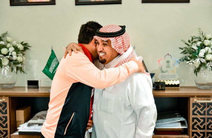 فريق في دوري روشن السعودي يقيل مدربه بعد أسبوعين فقط من تعيينه