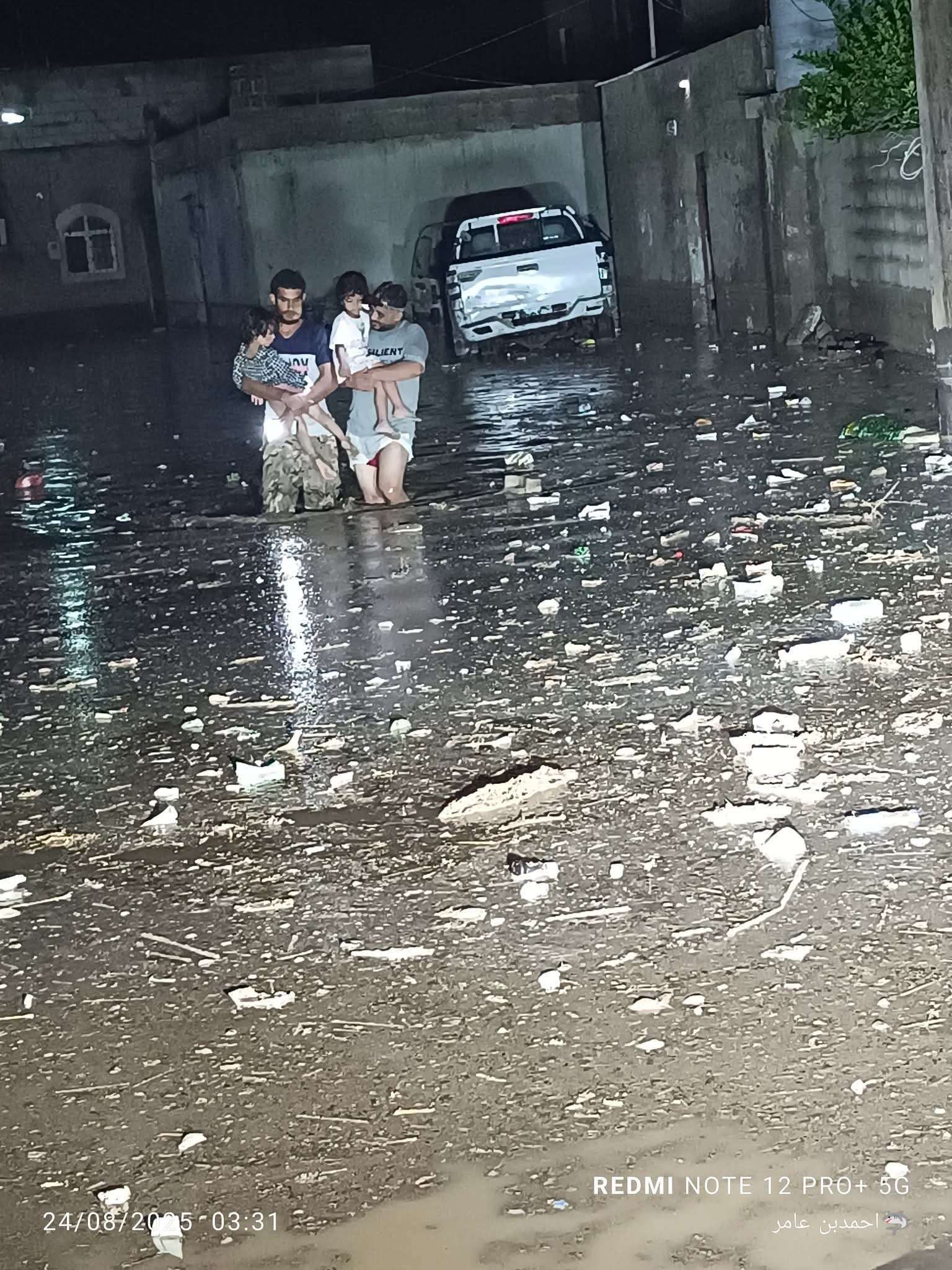في قلب الكارثة: أبوان ينقذان أطفالهما من منازل غمرتها السيول في عدن
