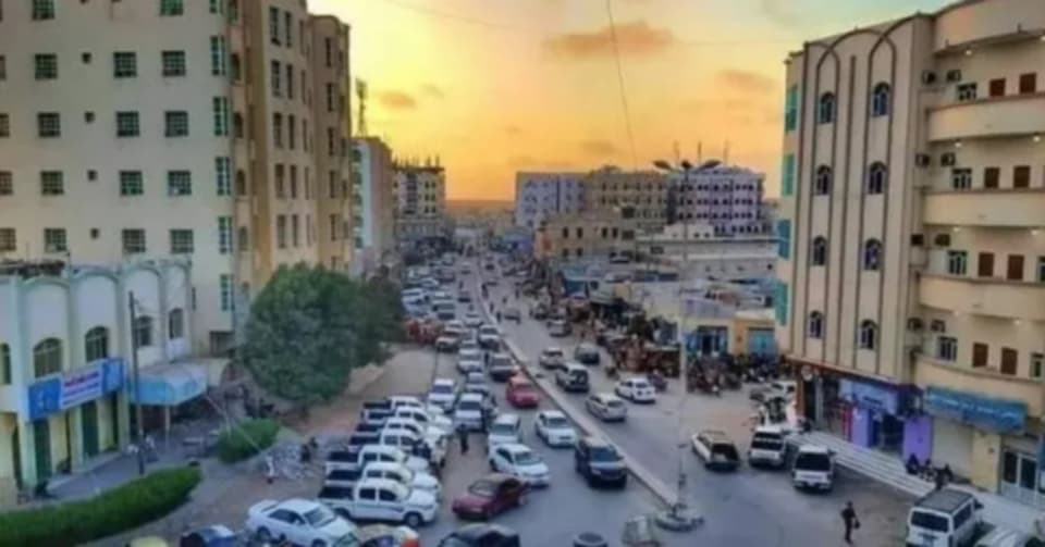 حادثة مروّعة في المهرة: مسلح يقتحم مدرسة ويهدد معلماً بالسلاح