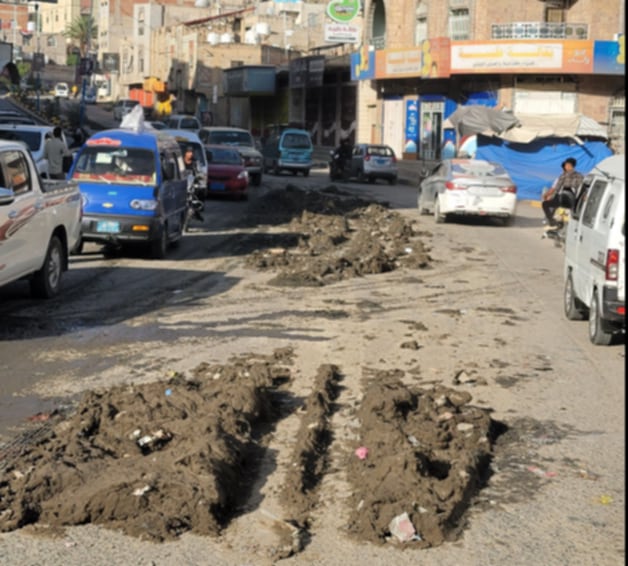 طين أسود يشل حركة المرور في تعز.. ما وراء القصة؟