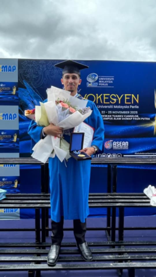 ولي عهد ماليزيا يكرم طالب يمني  بالميدالية الذهبية كأفضل طالب دولي