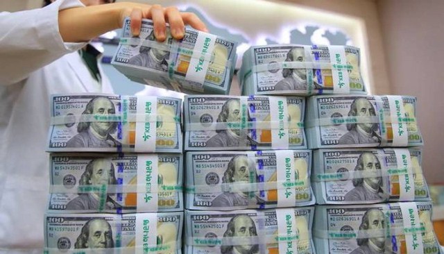 خبير اقتصادي يُطلق تحذيراً عاجلاً: "عملة المليون دولار" فخ احتيالي يستهدف اليمنيين