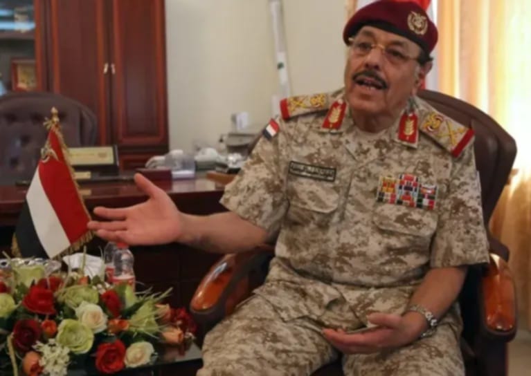 علي محسن الأحمر ينشر صور خروجه من صنعاء بعد سقوطها.. شاهد ماذا ارتدى