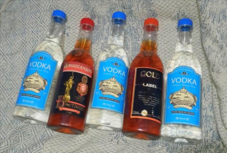 وفاة خمسة شباب في صنعاء بعد تناولهم خمر بلدي مصنع بطرق خطيرة