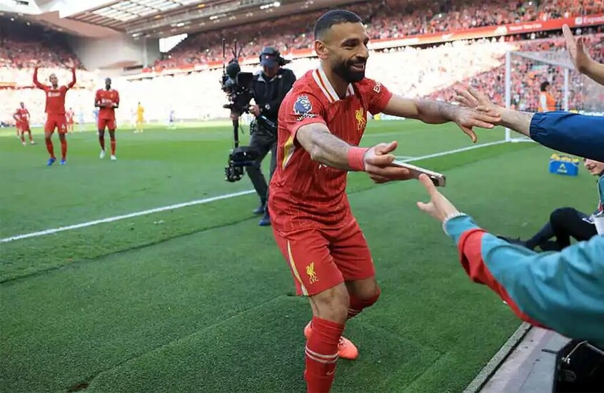 محمد صلاح يثير غضب جماهير مانشستر يونايتد بسبب قميص