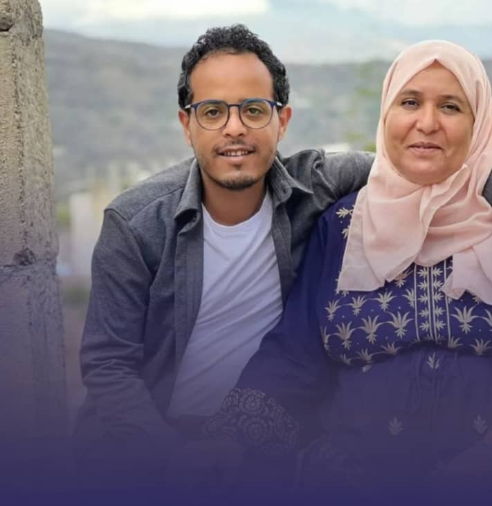 يمنية في سن متقدمة تُحقق إنجازًا تعليميًا ملهمًا باجتيازها شهادة الثانوية العامة بنجاح!