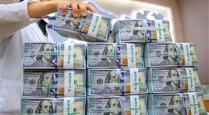  الكشف عن تفاصيل مثيرة حول كشوفات الإعاشة الشهرية للمسؤولين والمقربين