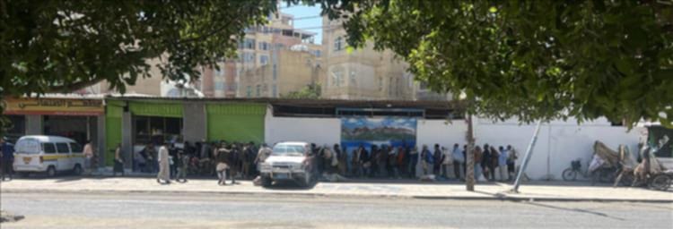 مشهد صادم: مواطنون يبحثون عن بقايا الطعام أمام مطاعم صنعاء