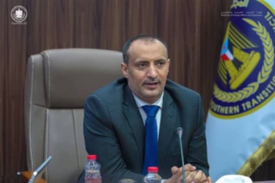 أزمة جديدة بين الانتقالي والعليمي.. اتهامات متبادلة ورد سعودي يكشف المستور