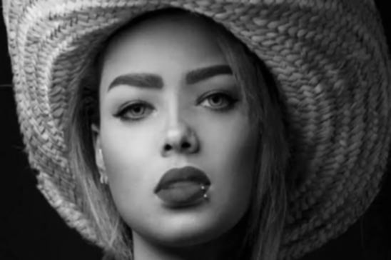 من السجن إلى الصدارة.. انتصار الحمادي ترفع راية المرأة اليمنية