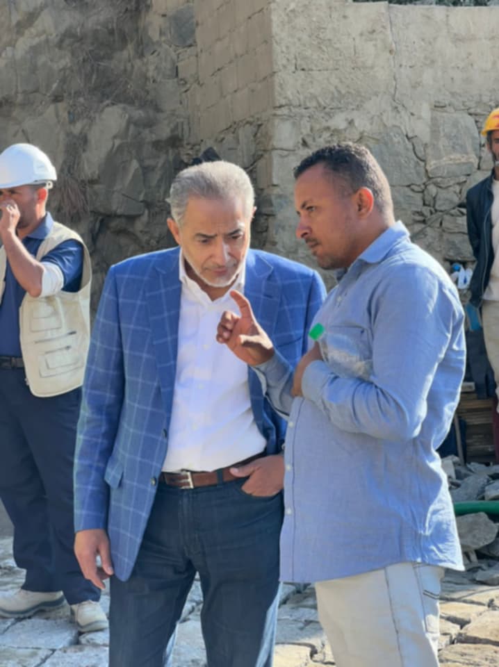 رئيس مجلس إدارة إقليم اليمن يتفقد أعمال صيانة طريق الأعروق – حيفان