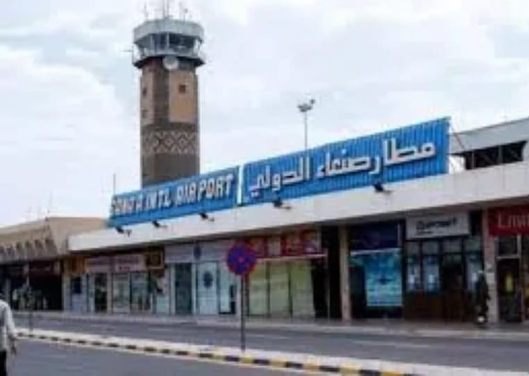 مطار صنعاء يشهد حركة جوية مفاجئة تثير التساؤلات
