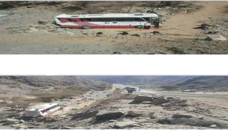 خط البيضاء – مأرب.. انقلاب باص نقل جماعي وهذا مصير أكثر من 30 راكب