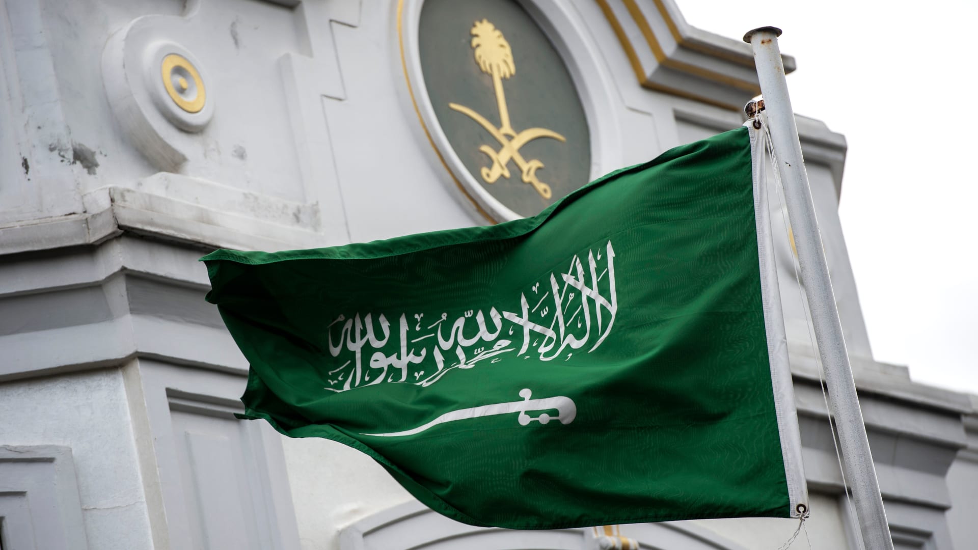 السعودية تُعلن رسمياً وقف تجديد الإقامات لفئات محددة.. ودعوة للاستعداد للمغادرة