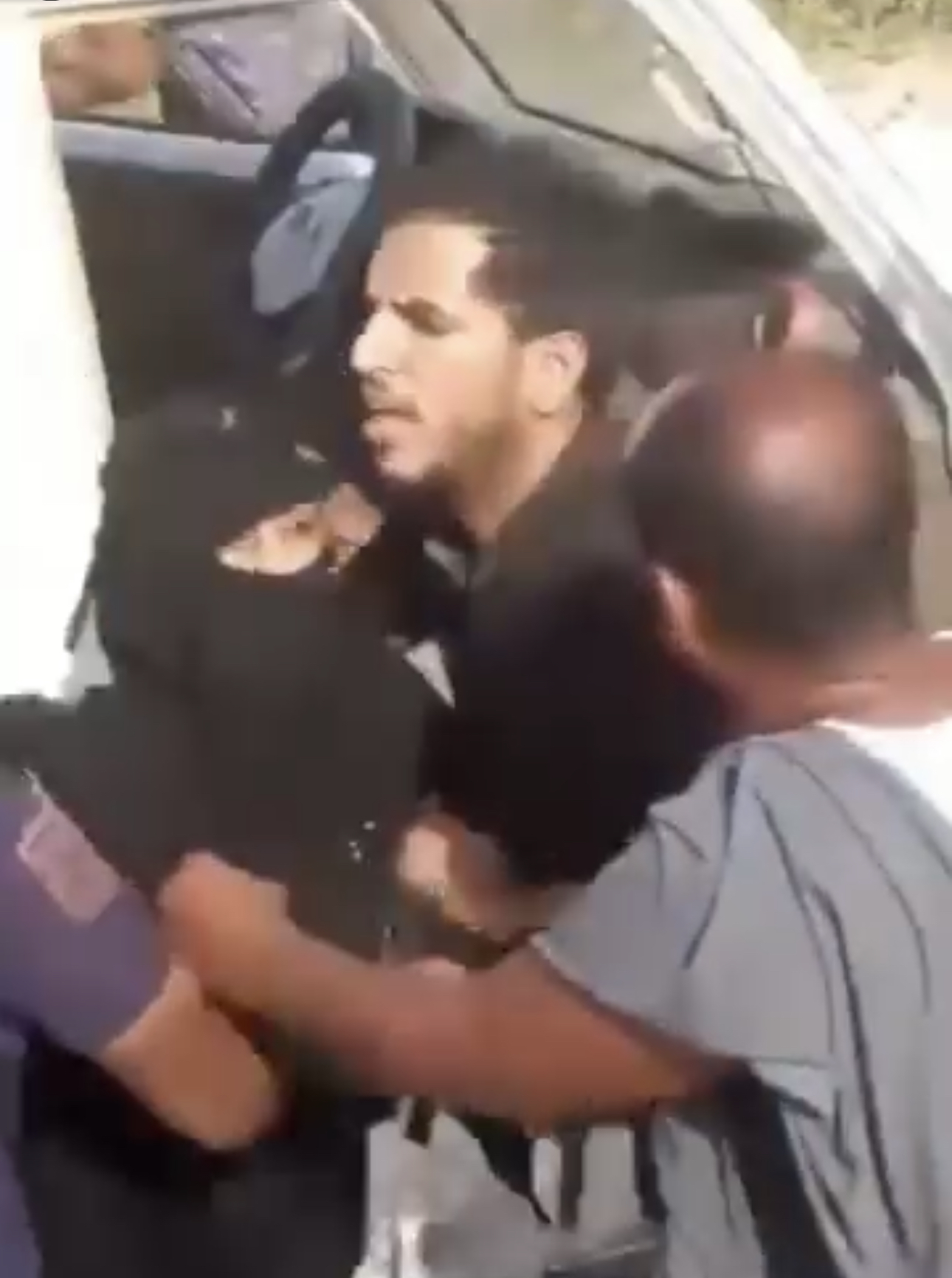 فيديو صادم.. جندي في الانتقالي بلحج متهم باختطاف فتاة