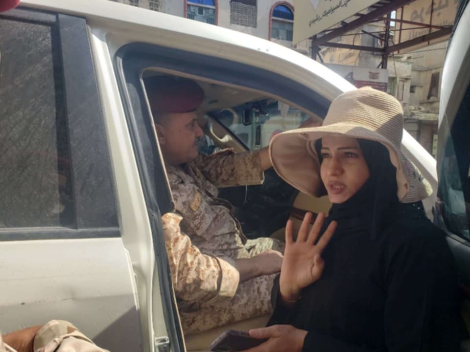 لأول مرة منذ فتح المنفذ.. تفاهم مشترك بين مديرة صندوق النظافة وقائد محور تعز