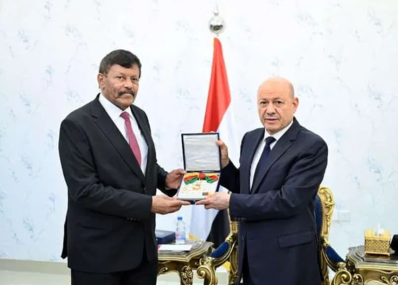 الرئيس العليمي يكرّم رئيسي الأمن السياسي والقومي السابقين بوسام الشجاعة