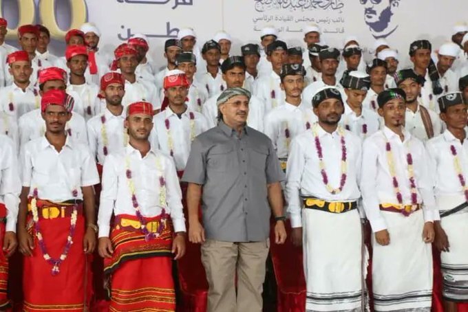 500 عريس وعروس.. حفل زفاف جماعي تاريخي في المخا اليمنية (صور)